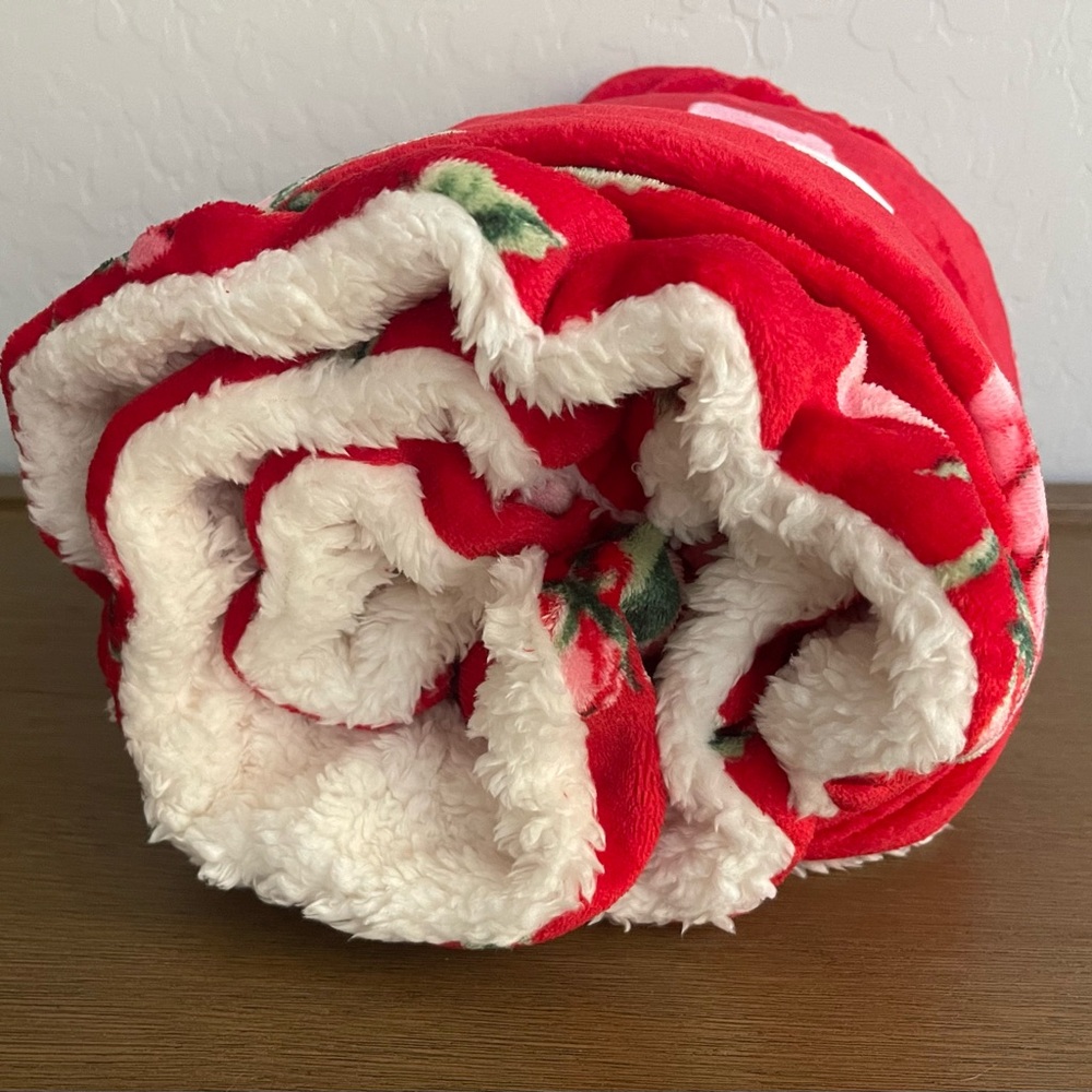 Rose Printed Plush Throw w/Faux Shearling Reverse & Ruffled Trim Red - Threshold - Picture 8 of 9
